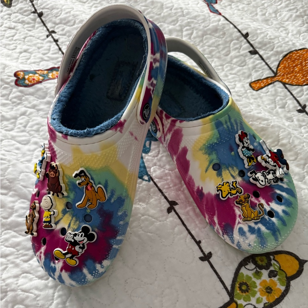 Authentic Fleece-lined CROCS tie-dye with Jibbitz: Disney & Peanuts characters